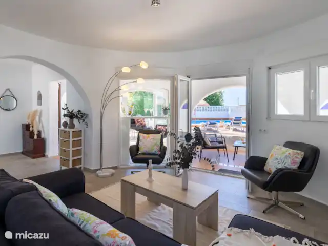 Woonkamer en overdekt terras